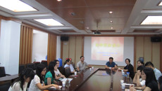谈球吧召开新教师座谈会