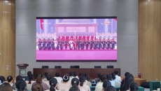 谈球吧师生集中观看纪念中国人民抗日战争暨世界反法西斯战争胜利80周年阅兵式