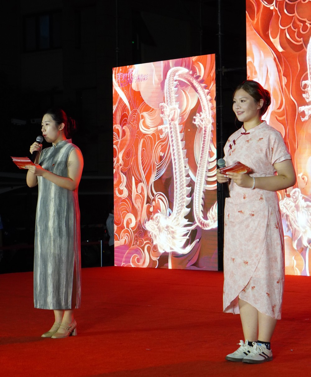 右一主持人为谈球吧罗智雯